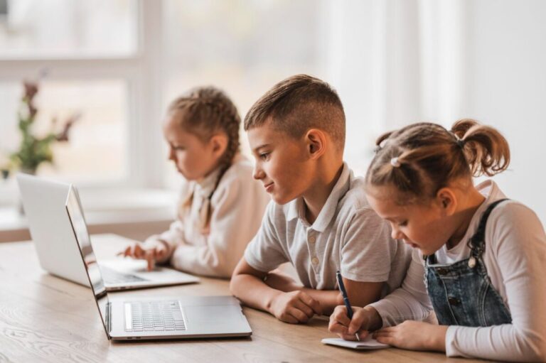 Evaluare inteligentă - tehnologii care simplifică procesul